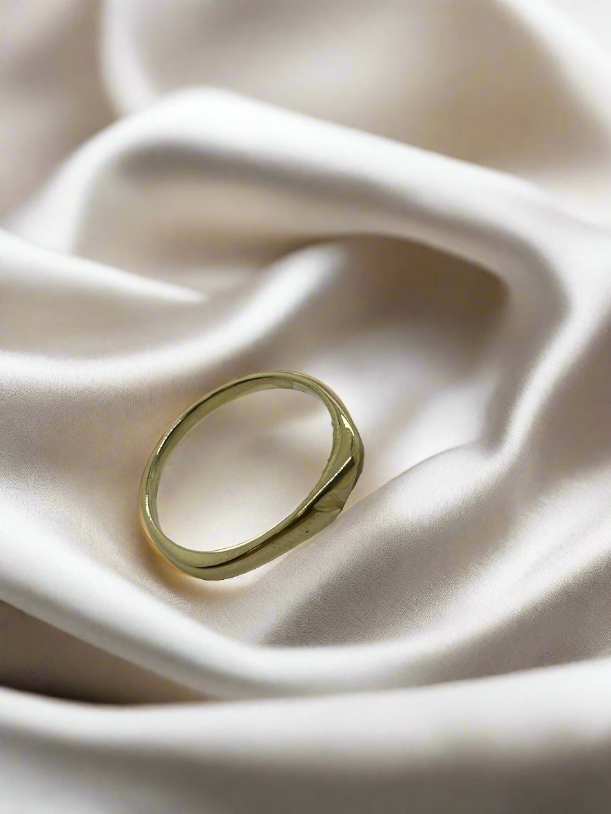 Vintage Ring aus 14k Gold mit glatter, geschwungener Form auf satinierter Oberfläche