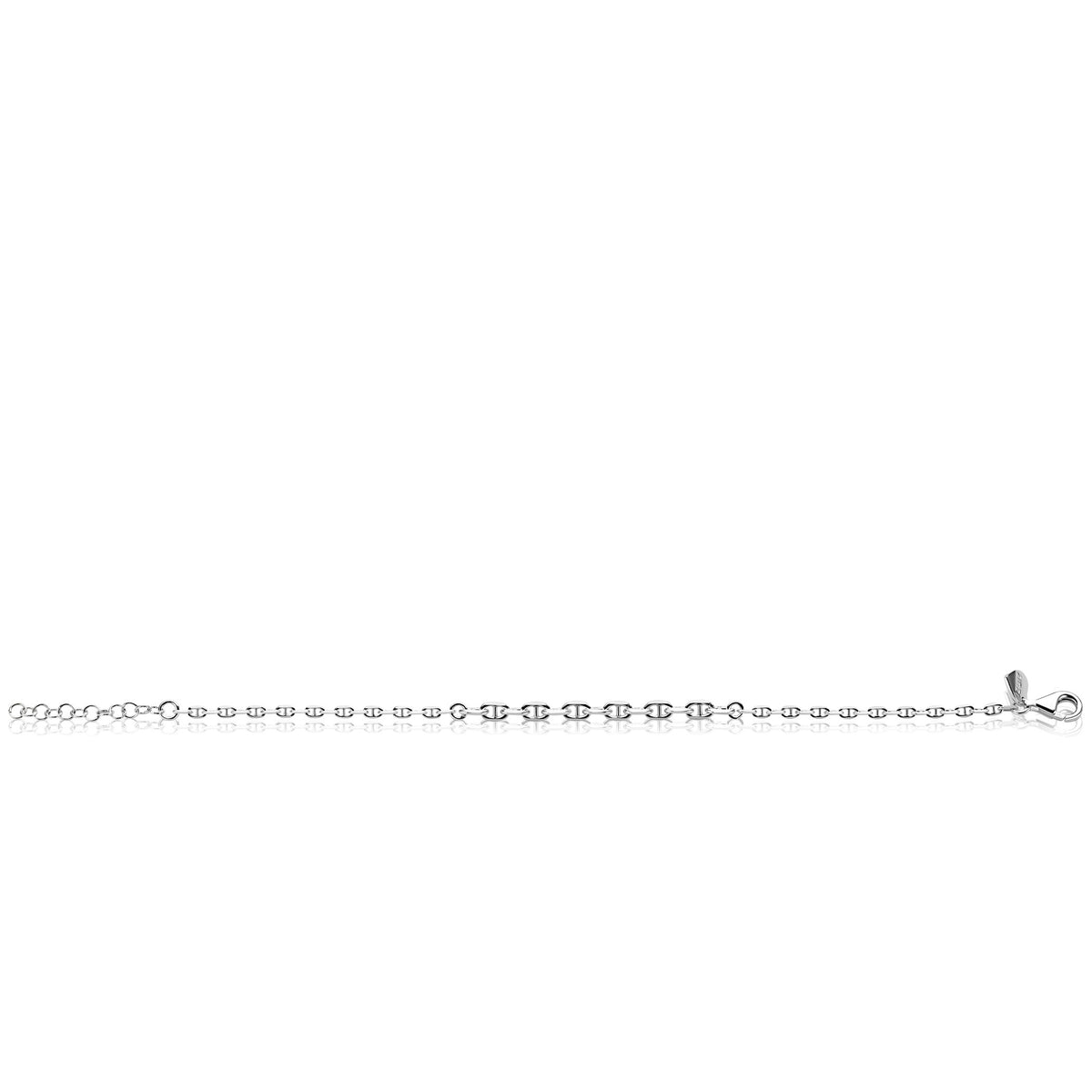 De Zinzi Armband Zilver ZIA2762 heeft delicate, gelijkmatig verdeelde marine-schakels en een karabijnsluiting. Dit elegante zilveren accessoire van Zinzi is afgebeeld op een witte achtergrond.