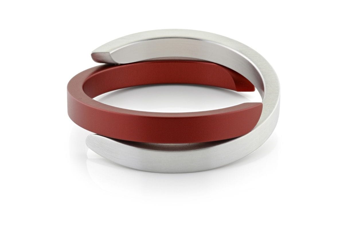 Armreif mit rotem und silbernem Design, gekreuzte Form und glatte Oberflächen