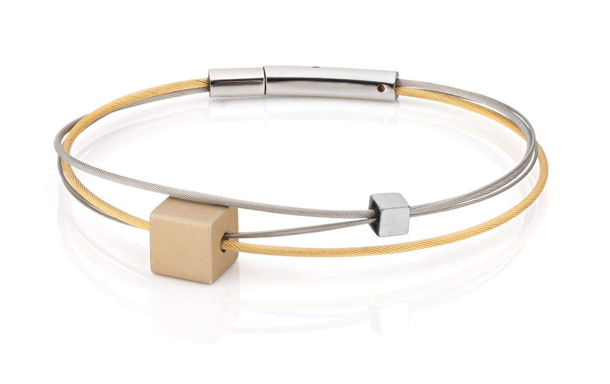 Armband mit goldfarbenem Würfel und silbernem sowie grauem Draht, mit magnetischem Verschluss