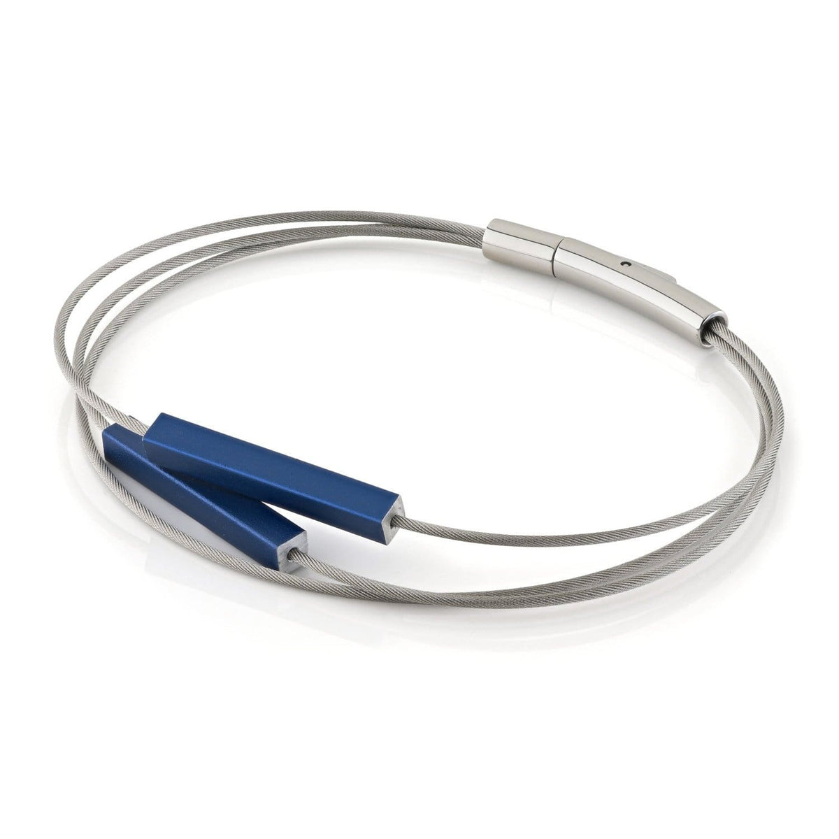 Armband mit zwei blauen Stäbchen und silbernem Draht.