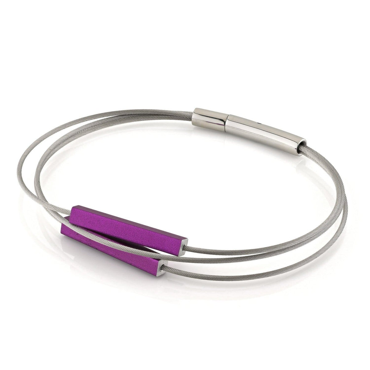 Armband mit zwei lila Stäbchen und einem silbernen Verschluss aus Edelstahl