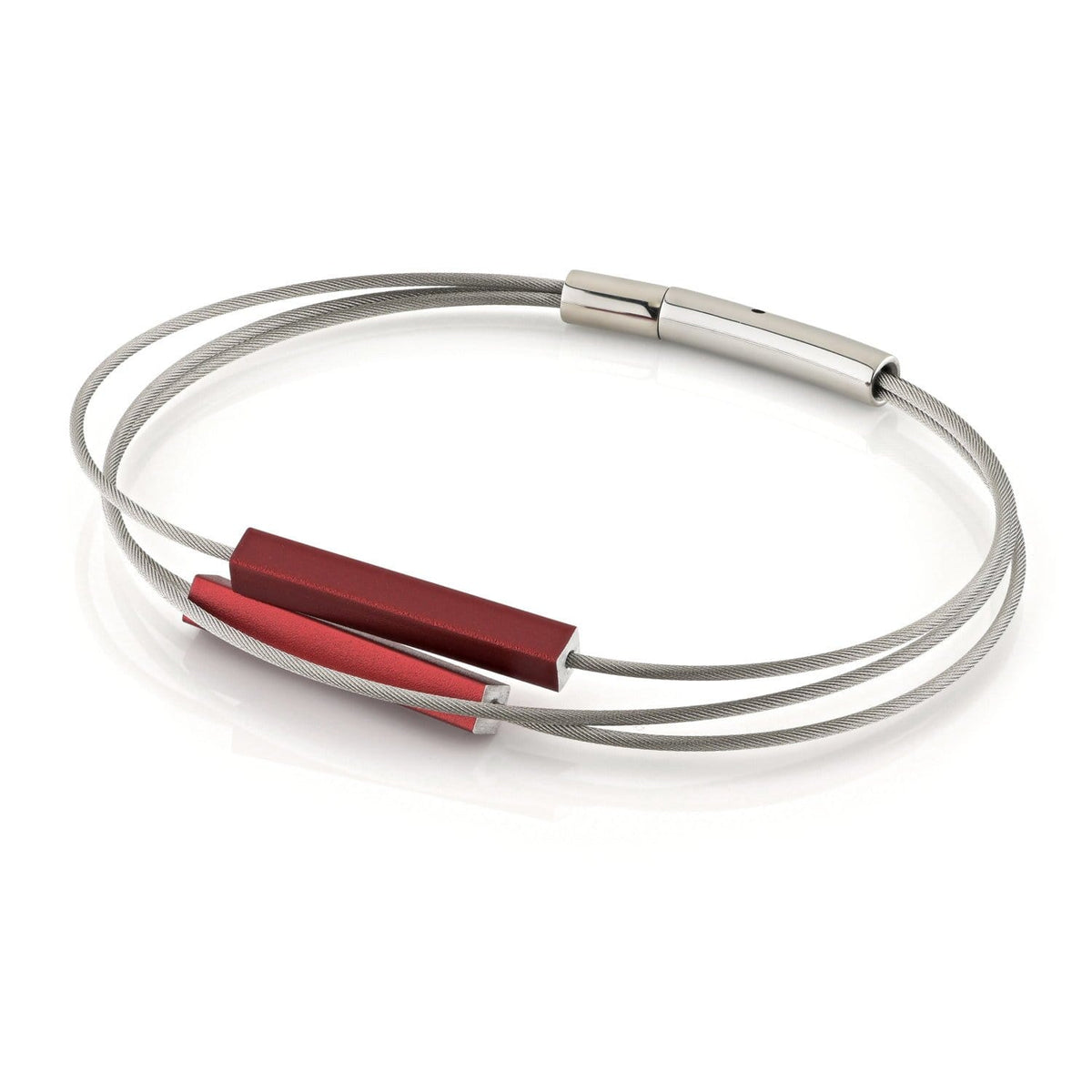Armband mit zwei roten Stäbchen und silbernem Draht.
