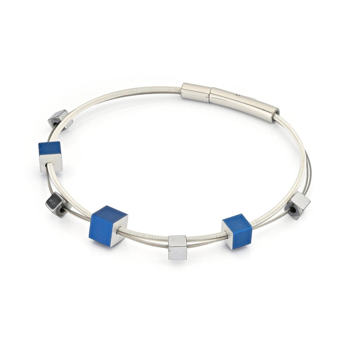 Armband mit silbernem Draht und blauen sowie silbernen Kuben