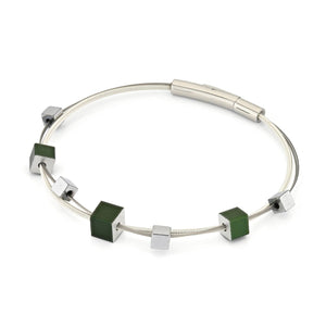Armband mit spielerischen grünen Würfeln und silbernen Elementen auf einem flexiblen Draht.