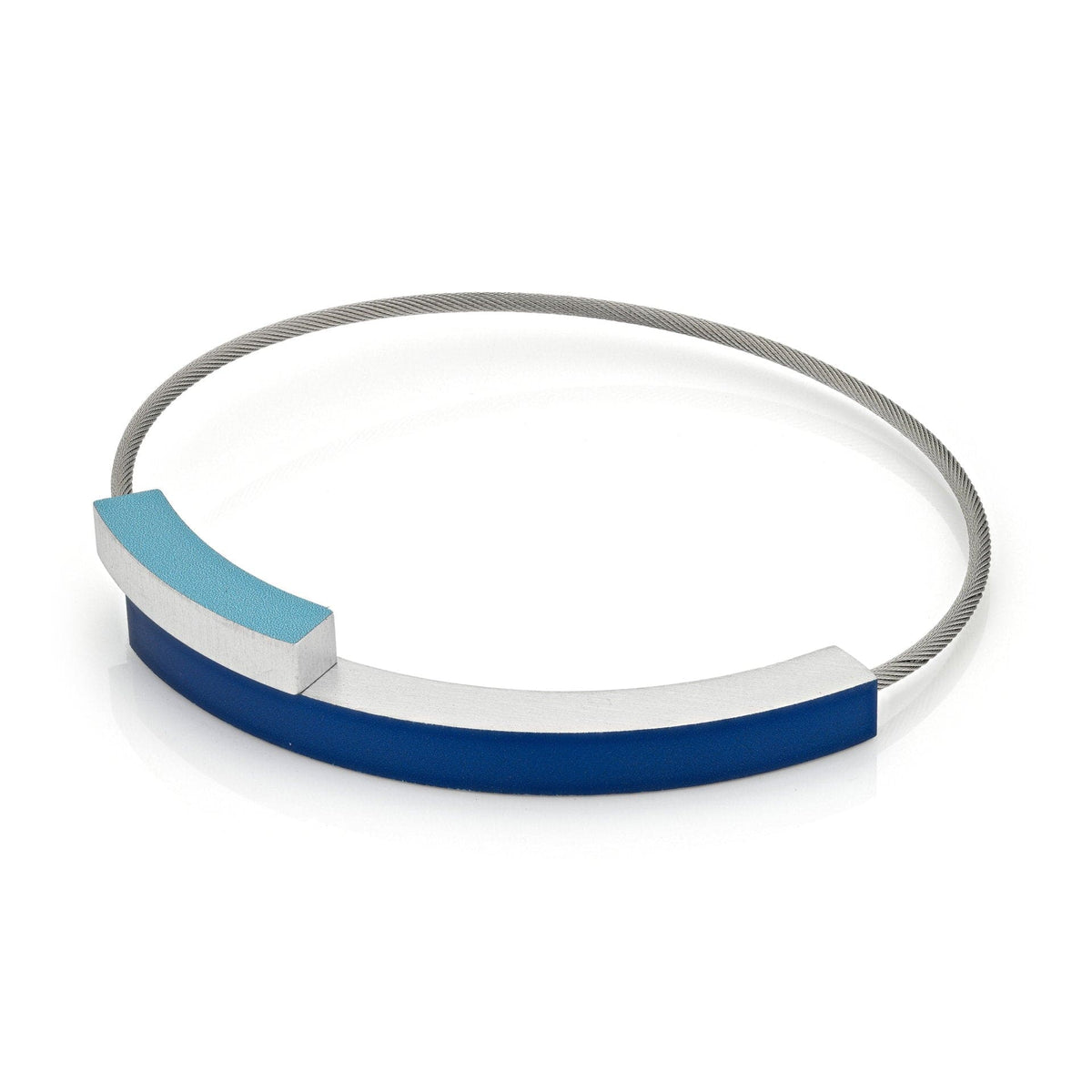 Armband mit zwei Bögen in Blau und Hellblau auf einem silbernen Band