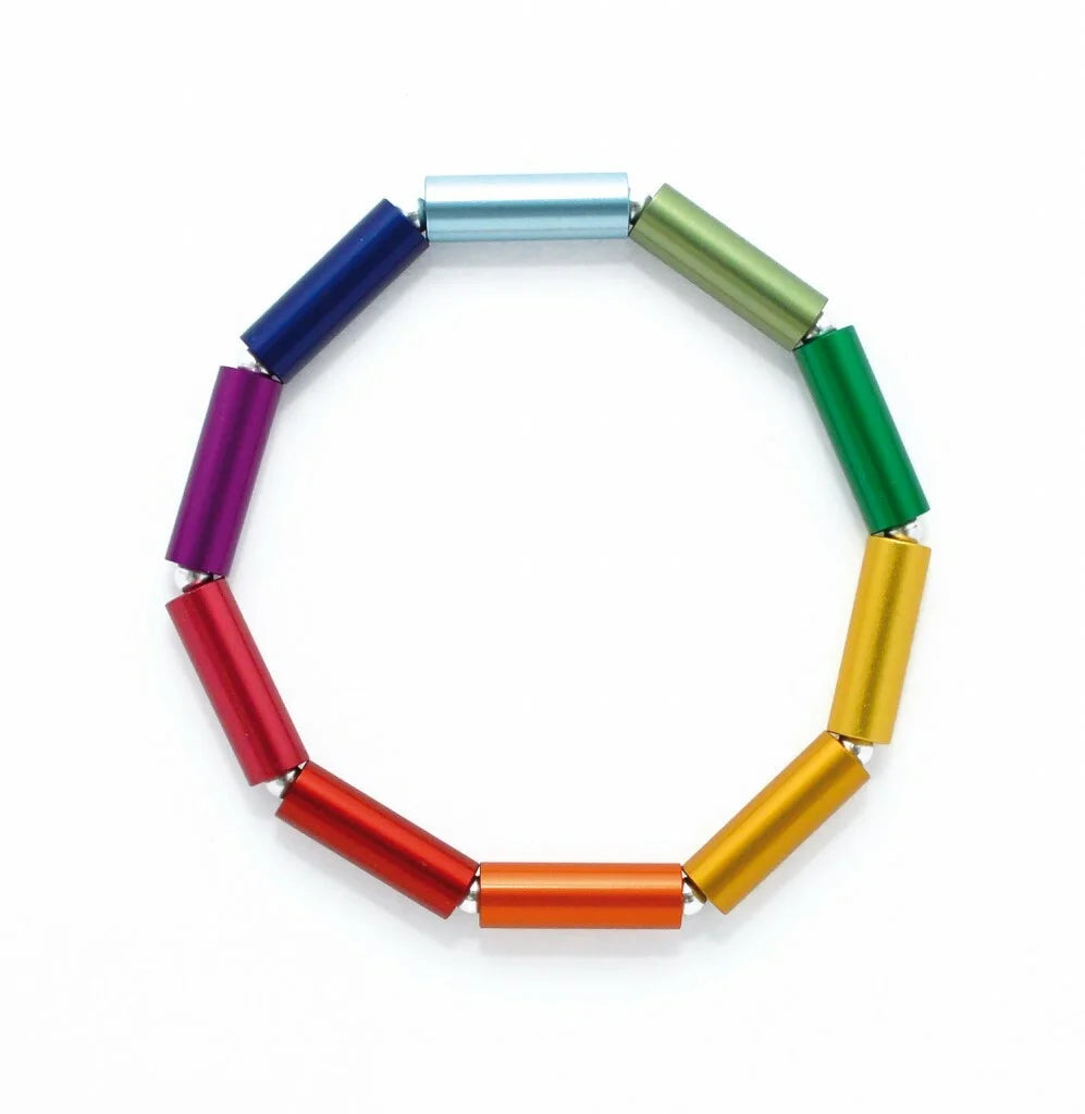 Bunte Armband mit runden, farbigen Röhren in Blau, Grün, Gelb, Rot, Lila und Silber