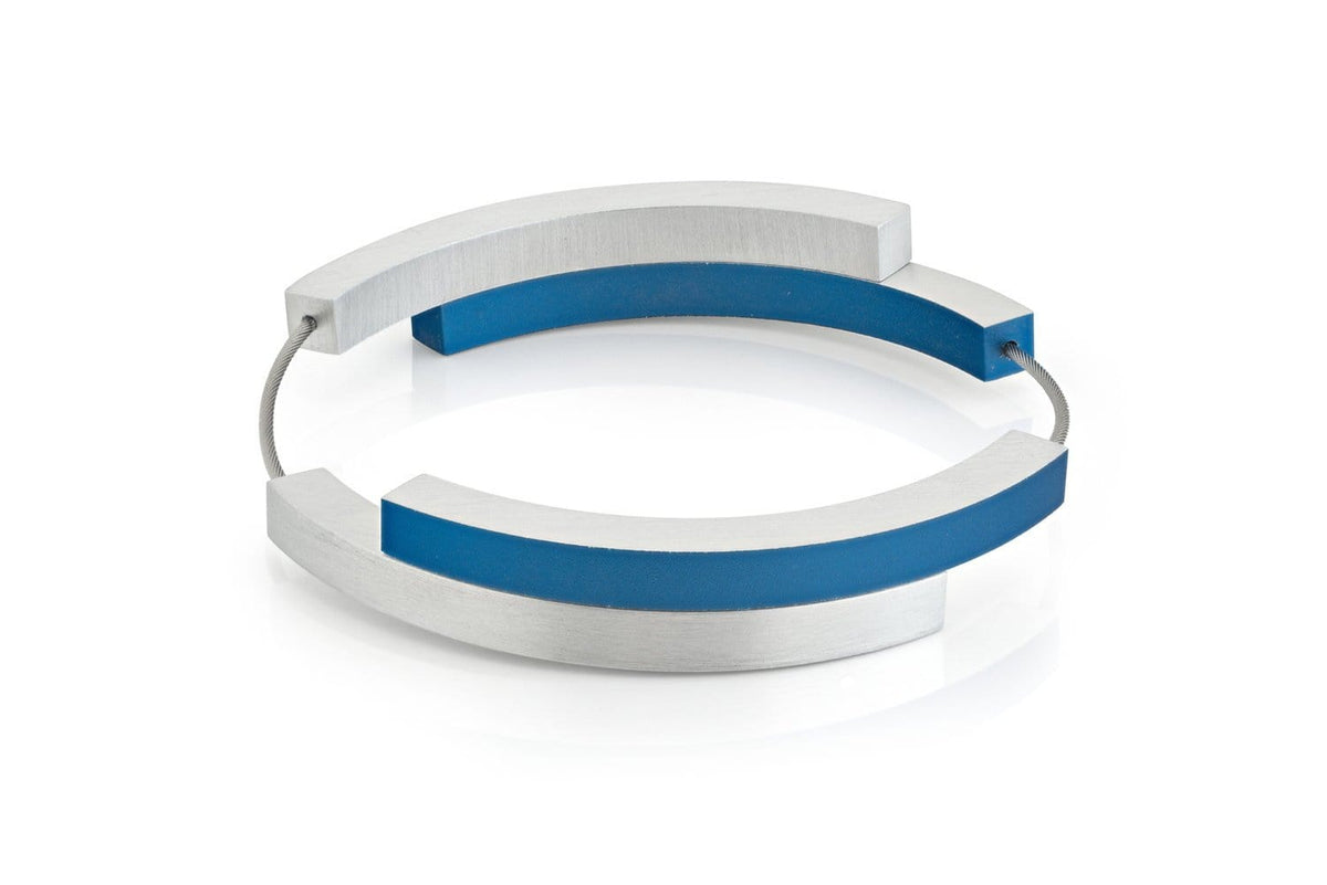 Armband mit vier Bögen in Silber und blauem Detail
