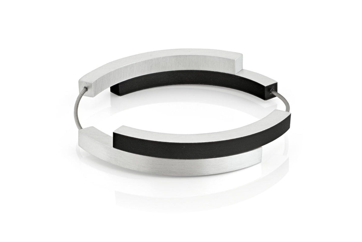 Armband mit vier Bögen in Schwarz und Silber, modernes Design aus Metall