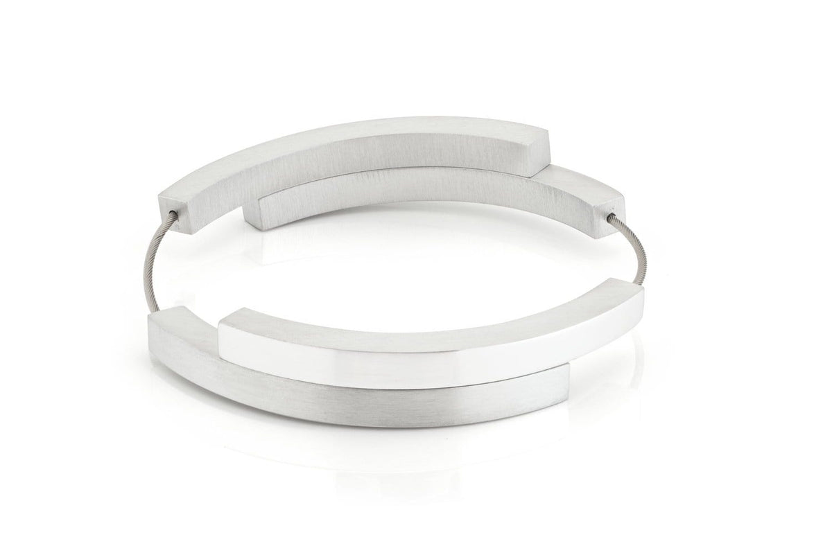 Armband aus Silber mit matten und glänzenden vier Bogen in geschwungener Form