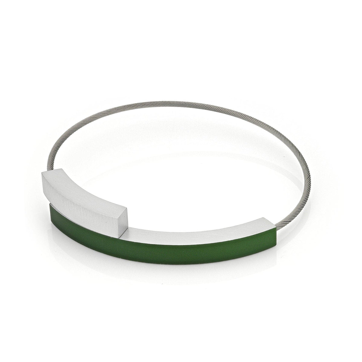 Armband mit zwei grünen Bögen und silbernem Detail