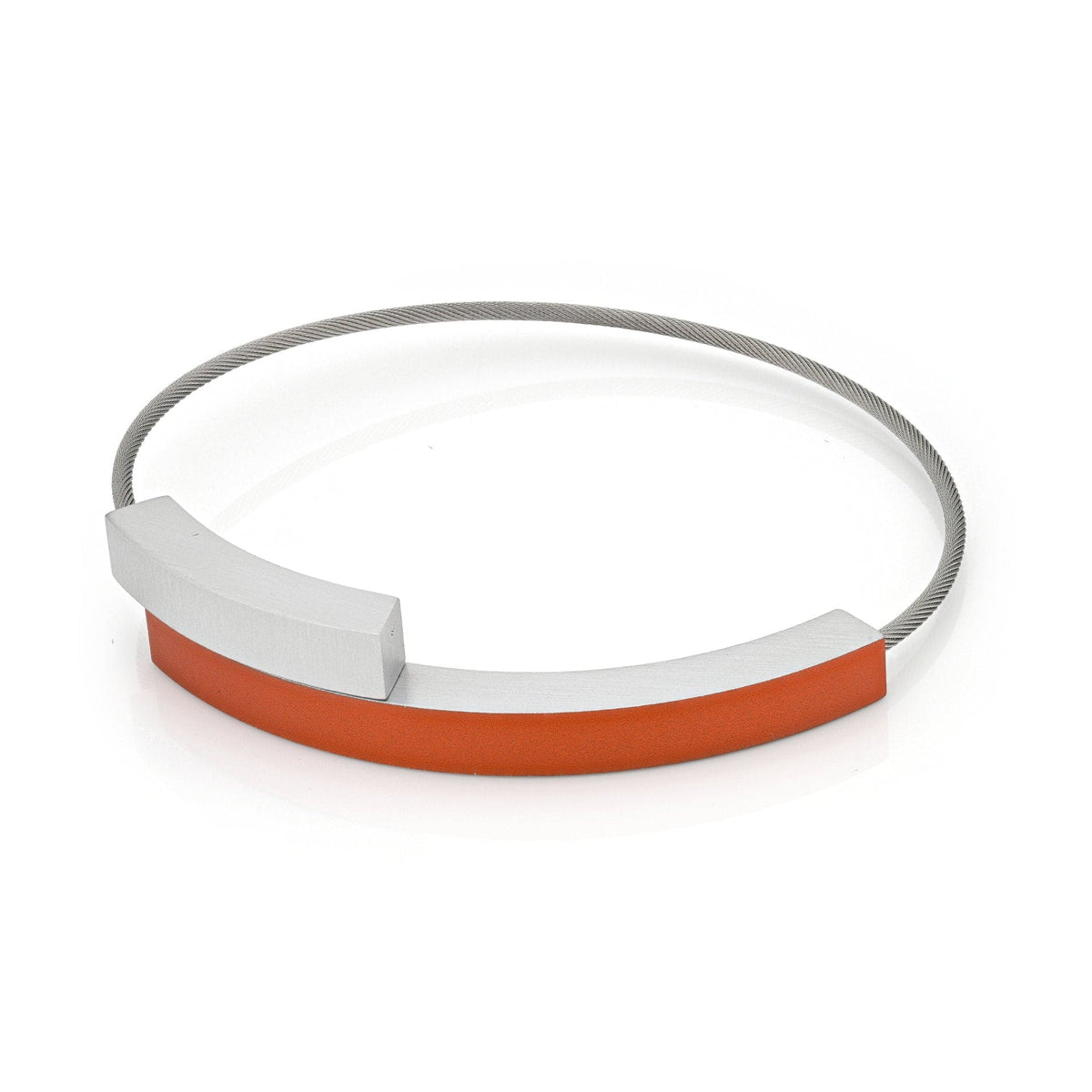 Armband mit zwei orangefarbenen Bögen und einem silbernen Gehäuse