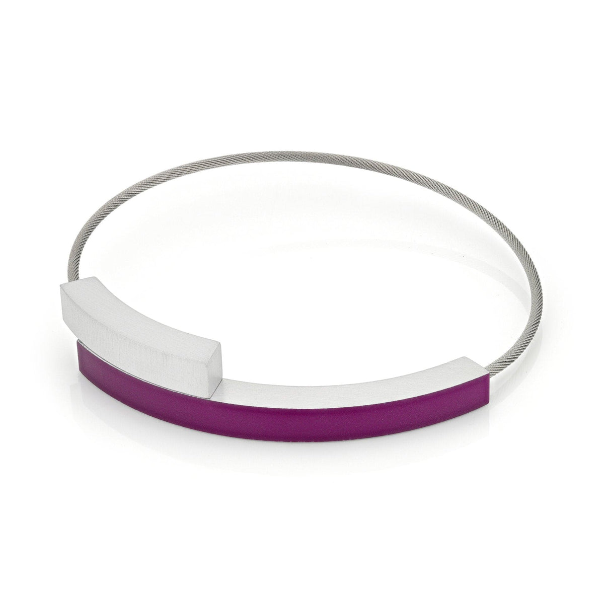 Armband mit zwei lila Bögen und silbernem Band