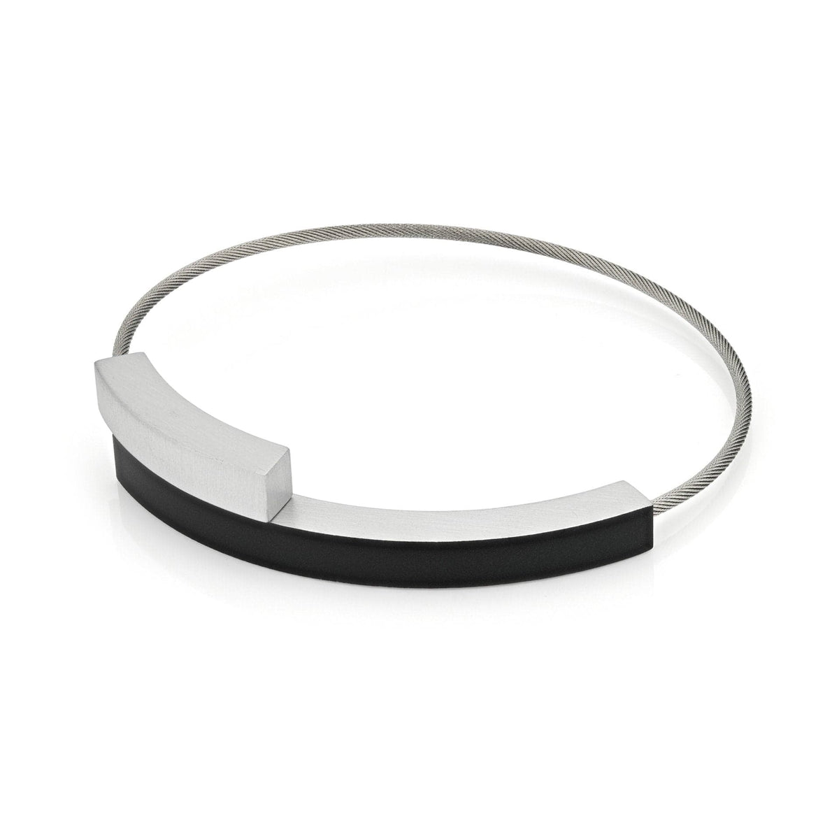 Armband mit zwei schwarzen Bögen und silbernem Gehäuse aus Metall