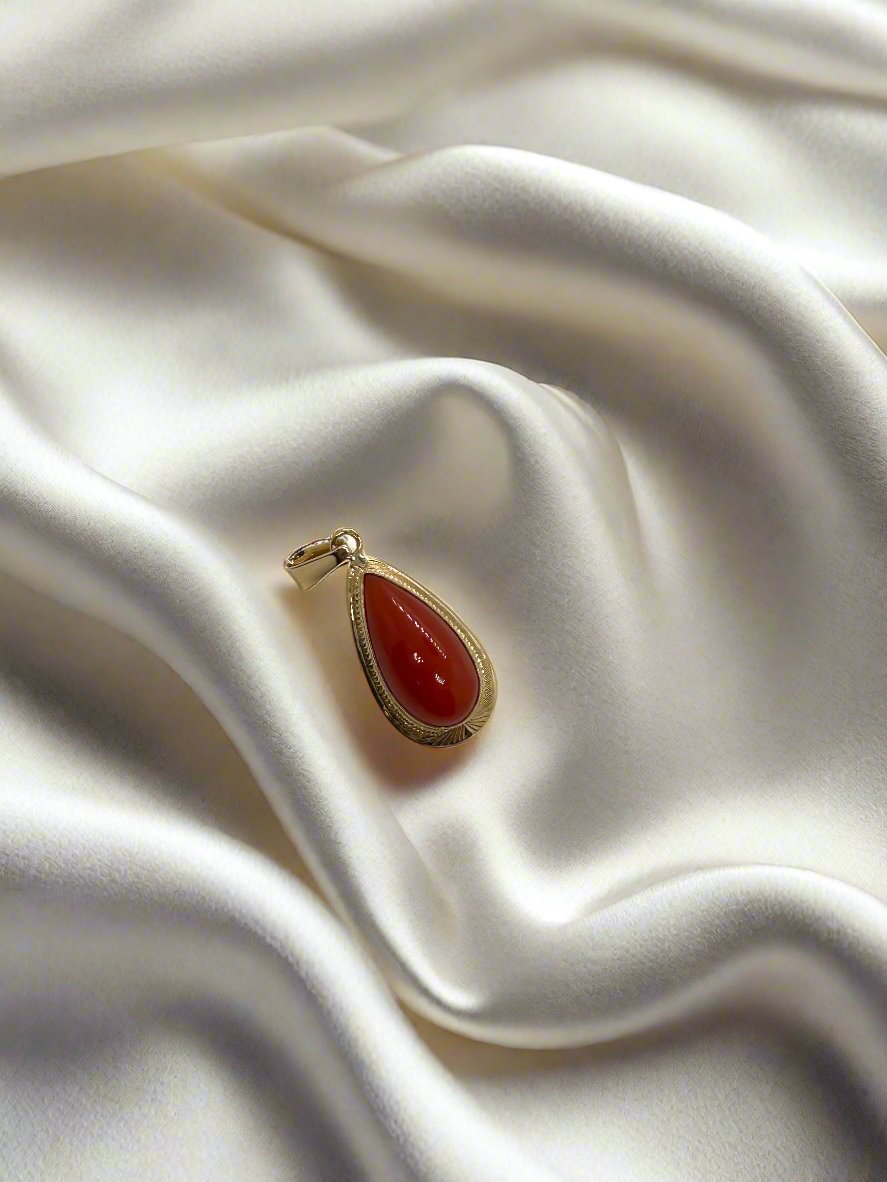 Vintage Hänger aus 14k Gold mit rotem Blutkoralle in Tropfenform