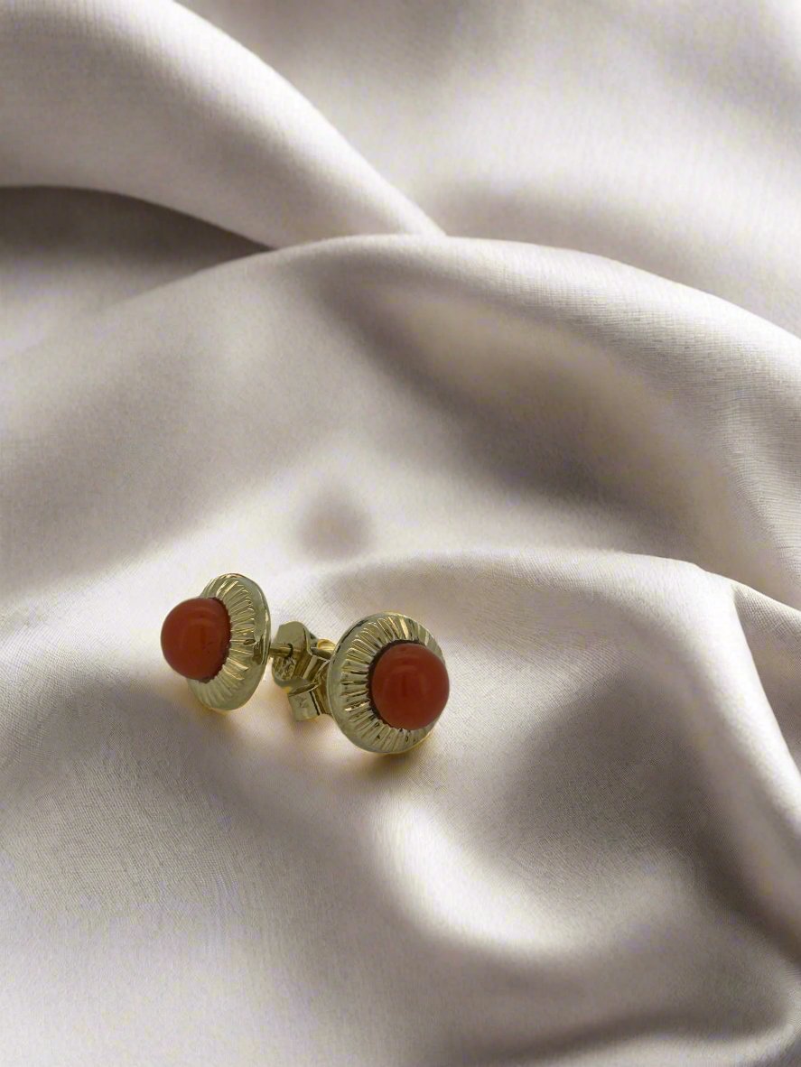 Vintage Ohrstecker aus 14k Gold mit rotem Blutkoralle und strukturiertem Design