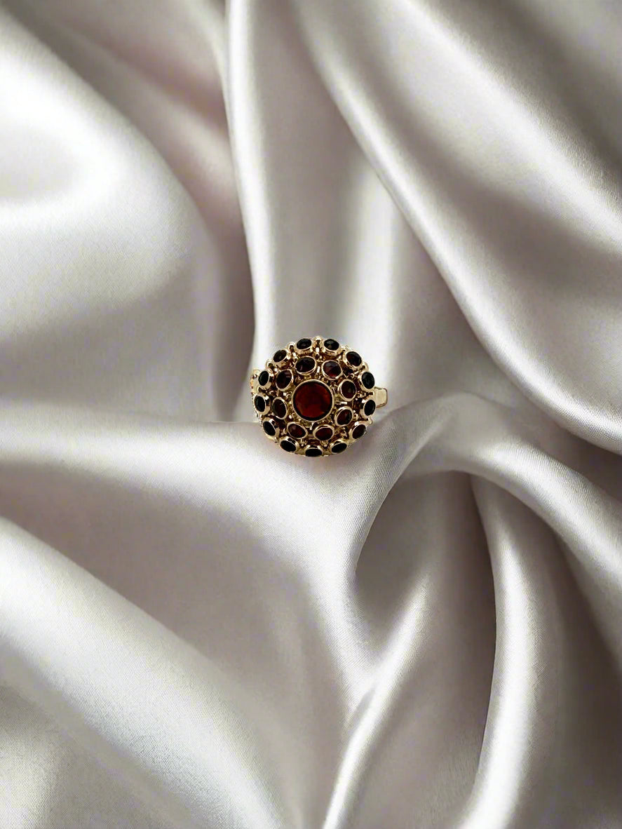 Vintage Ring aus 14k Gold mit rotem Granat und schwarzen Steinen, runde Form