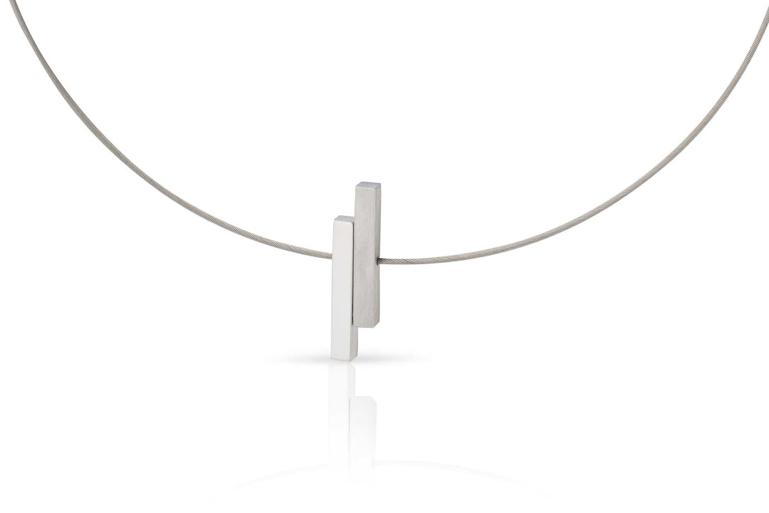De Collier Eenvoudige staafjes C116 van CLIC Creations is een minimalistische zilveren ketting met twee evenwijdige rechthoekige staafjes als hanger aan een dunne draadketting, elegant gepresenteerd tegen een witte achtergrond.