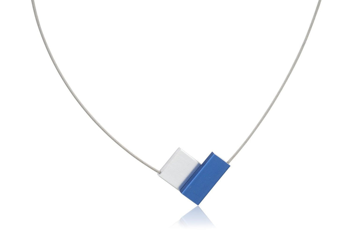 Collier mit V-förmigem Anhänger in Blau und Weiß, an feinem Silberdraht.