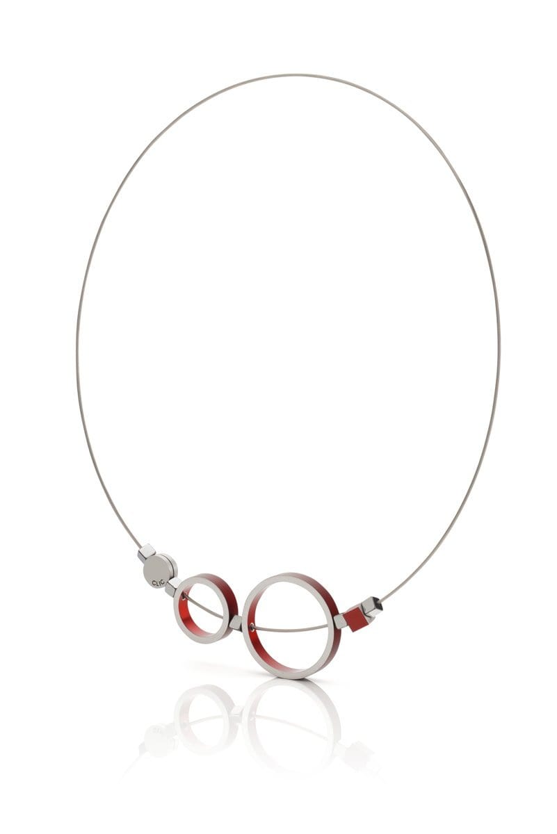 Collier mit zwei roten Ringen und silbernem Draht, modern und minimalistisch gestaltet