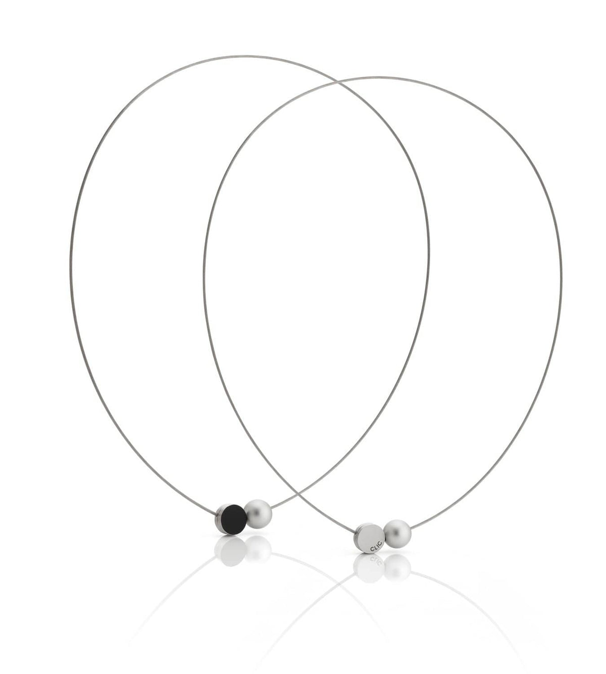 Collier mit zwei Kugelelementen, einer in Schwarz und einer in Silber, auf feinem Draht.