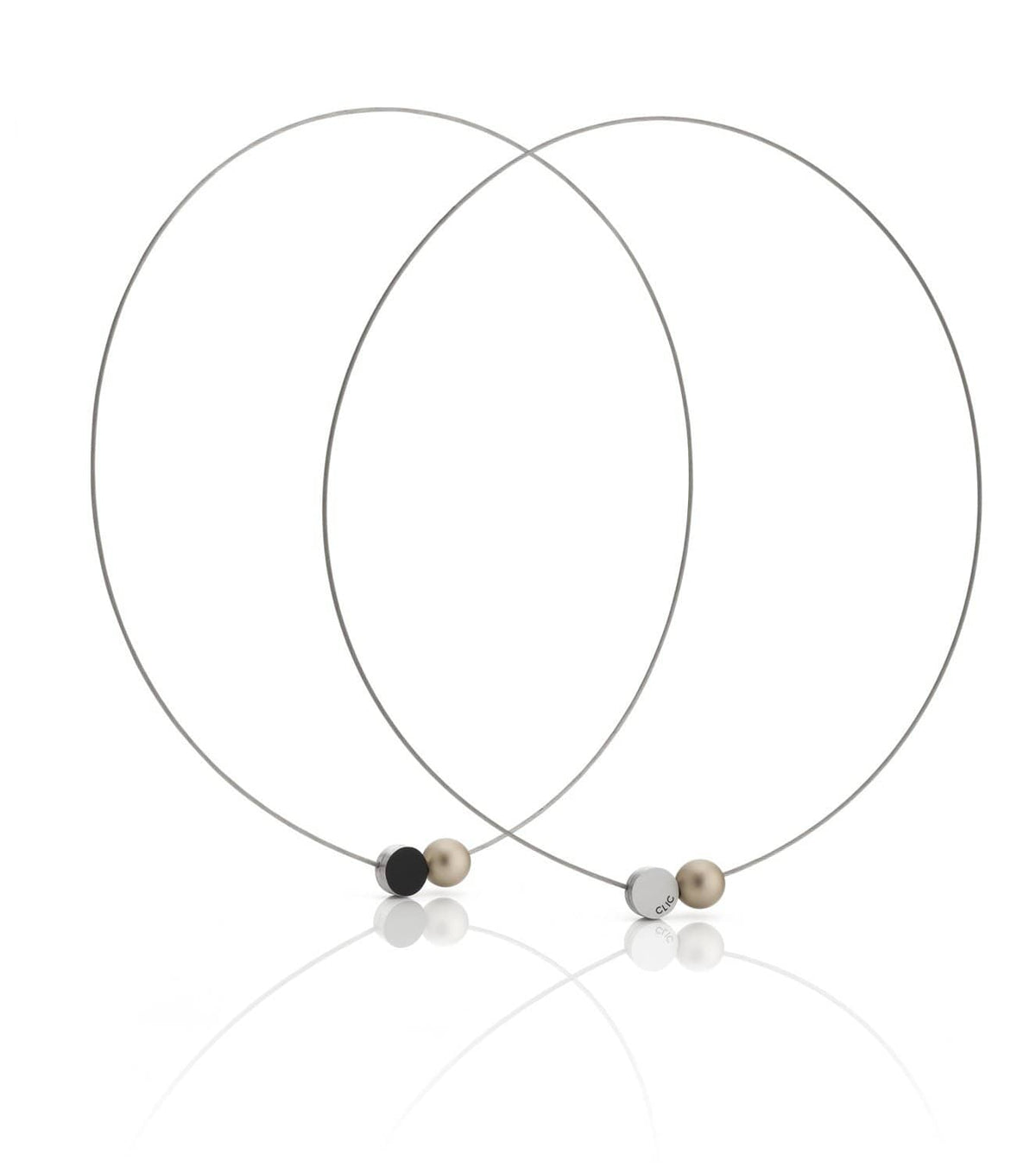 Collier mit goldfarbenen Mini-Kugeln und feinem Draht, zwei Kugeln in Schwarz und Weiß