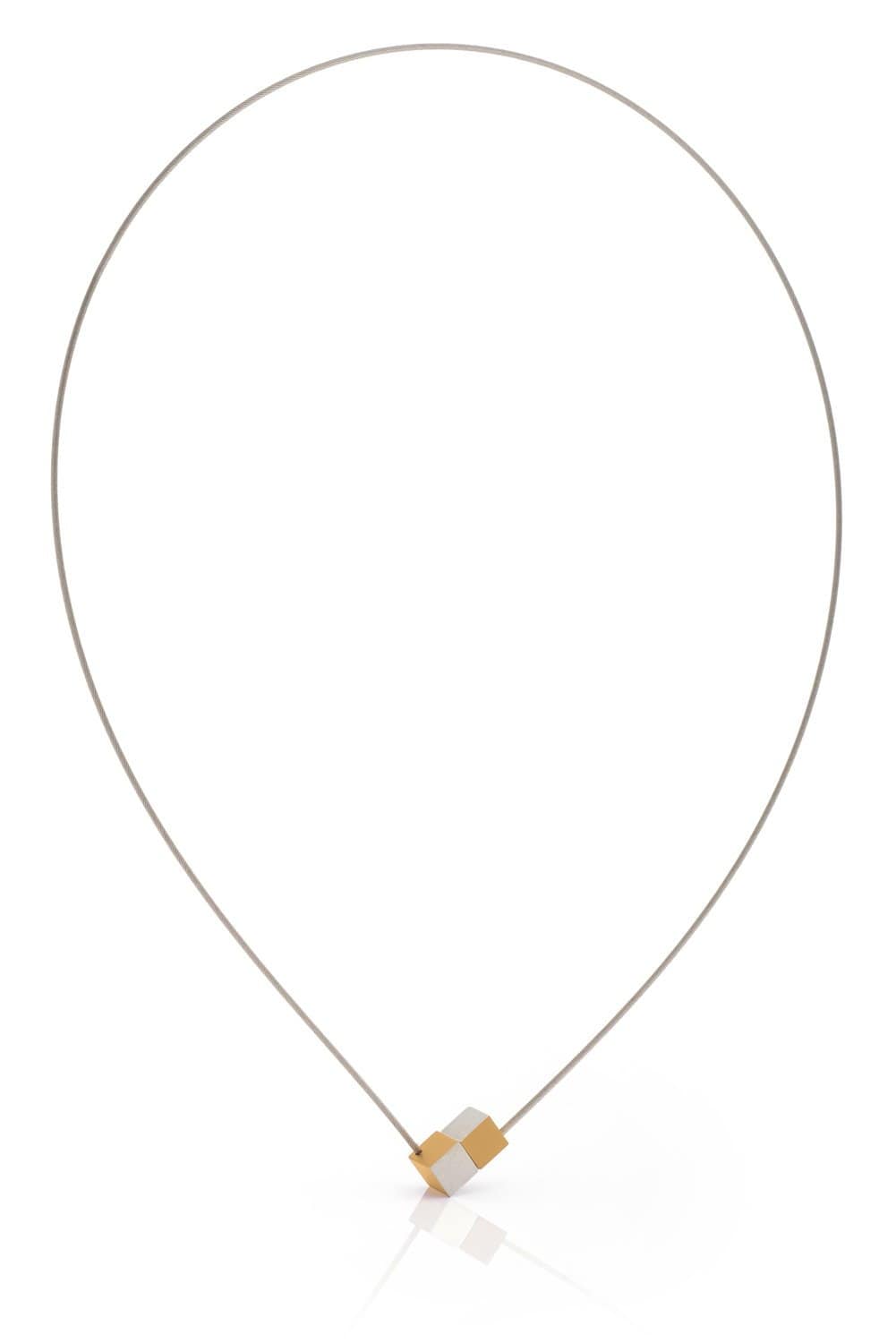 Collier mit goldfarbenem Anhänger in Form von zwei Kubusstücken und feinem Draht.