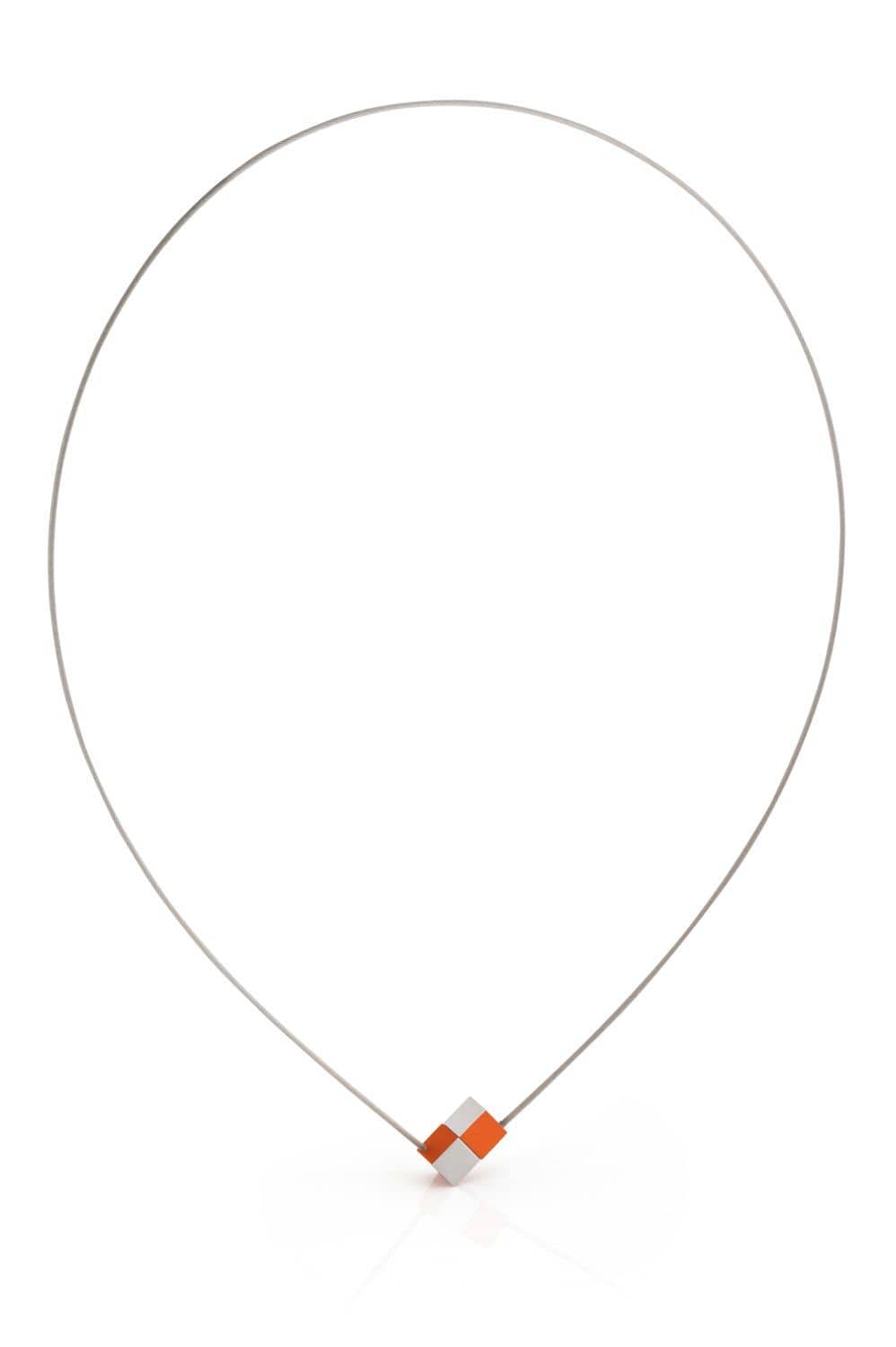 Collier mit zwei orangefarbenen Würfeln und einem silbernen Halsband