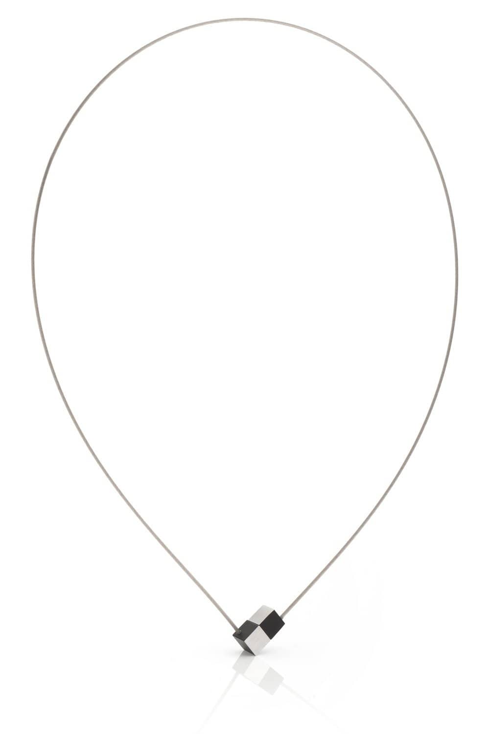 Collier mit zwei schwarzen Würfeln und feinem, silbernem Halsband