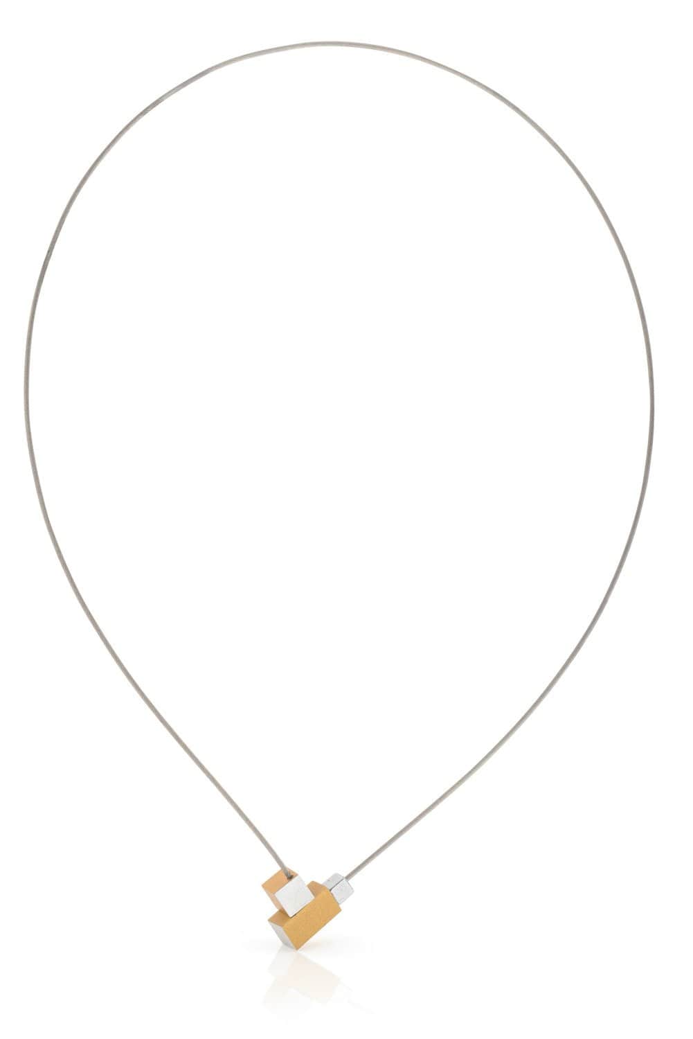 Collier mit goldfarbigem rechteckigem und quadratischem Anhänger an einer feinen Kette
