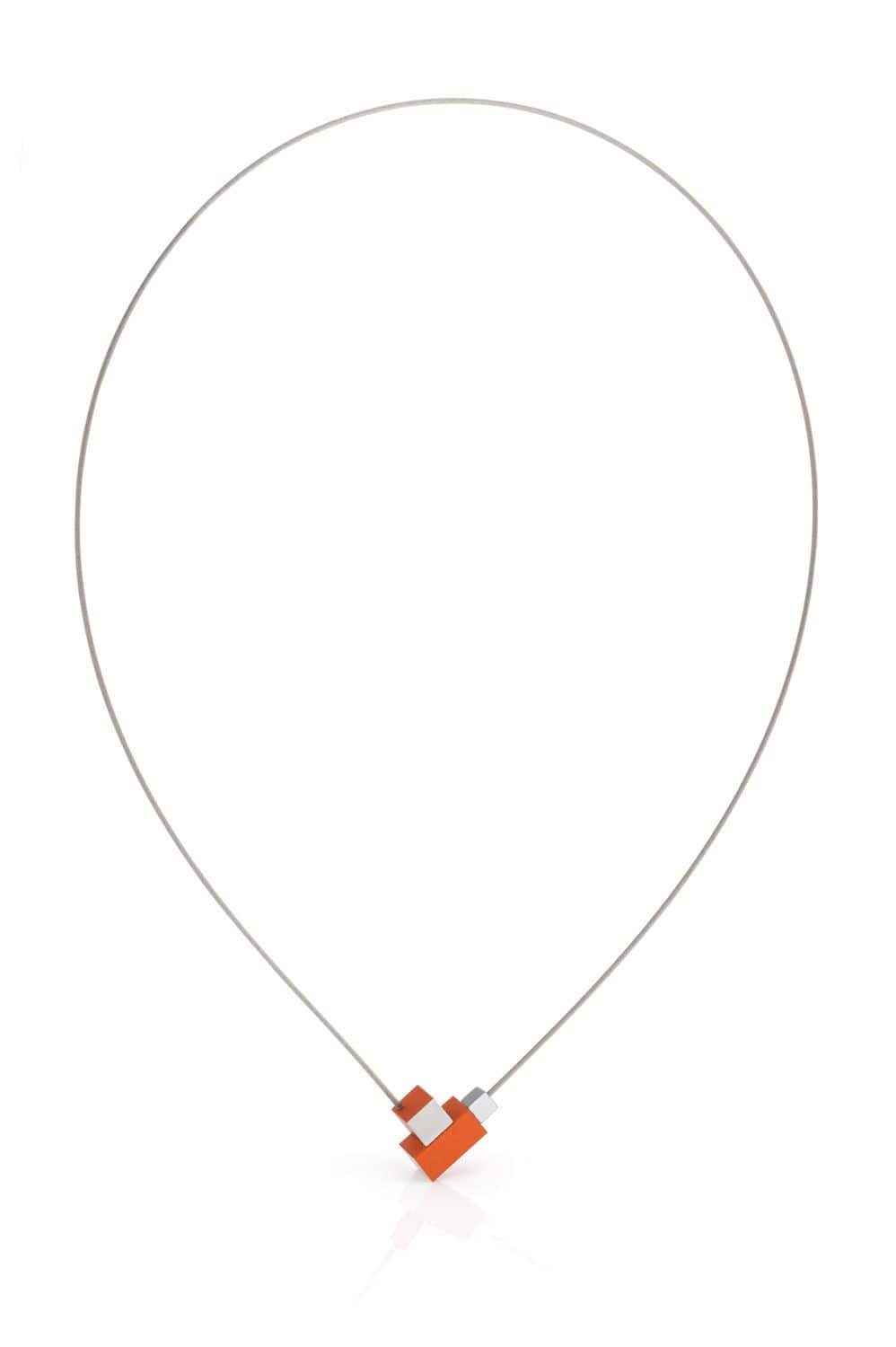 Collier mit quadratischem und rechteckigem Anhänger in Orange an einem dünnen Silberdraht.
