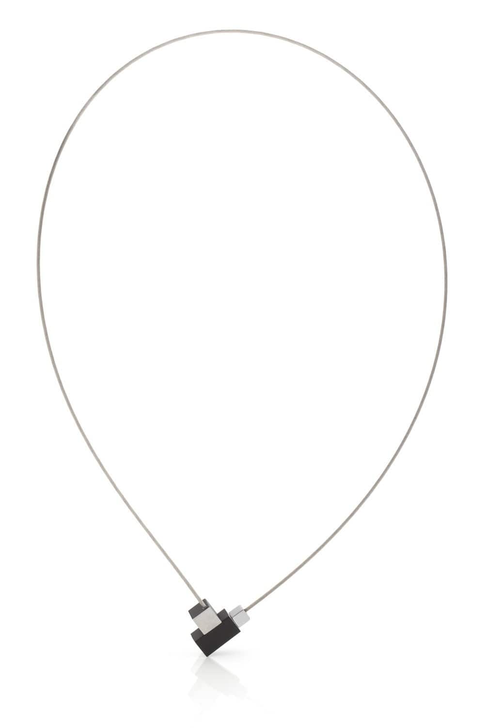 Collier mit quadratischem und rechteckigem Anhänger in Schwarz und Silberfarben, auf einem dünnen Draht.