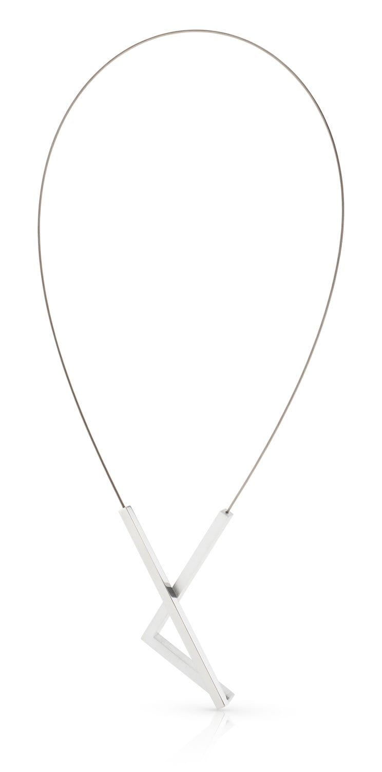 Collier mit geometrischem Anhänger in Silber, bestehend aus einem rechteckigen und einem dreieckigen Element