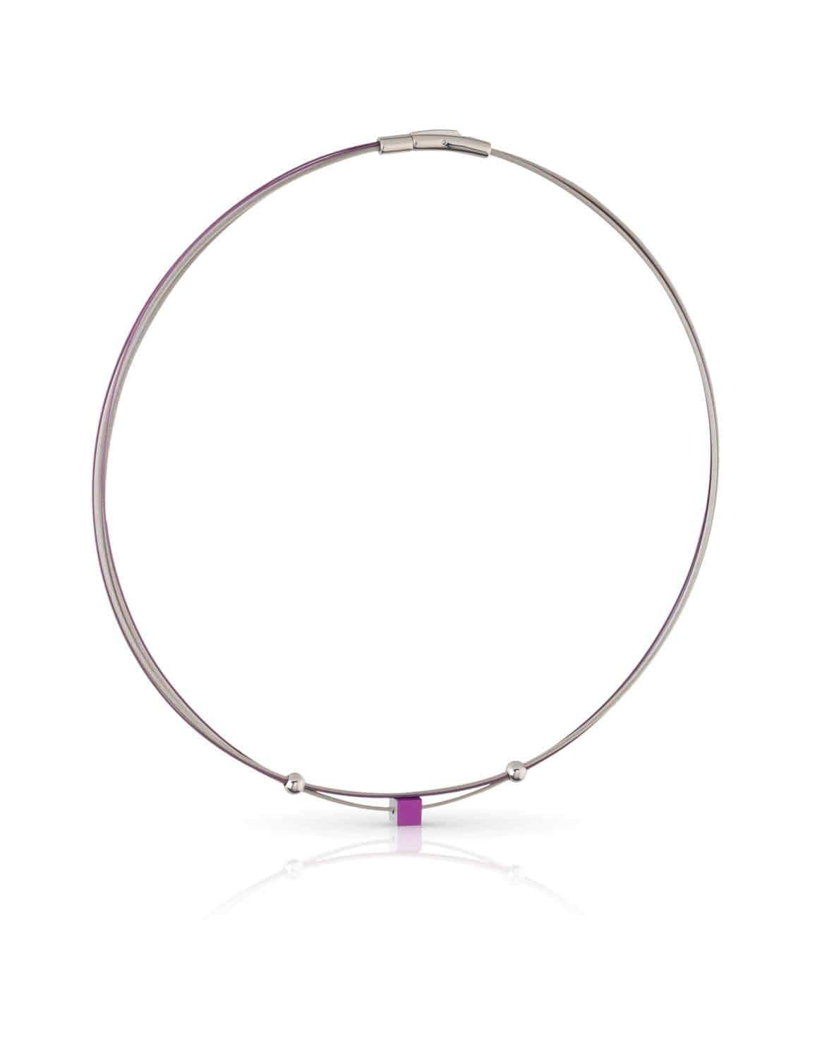 Collier mit silbernem Halsreifen und kleinem, lila Kubus als Anhänger