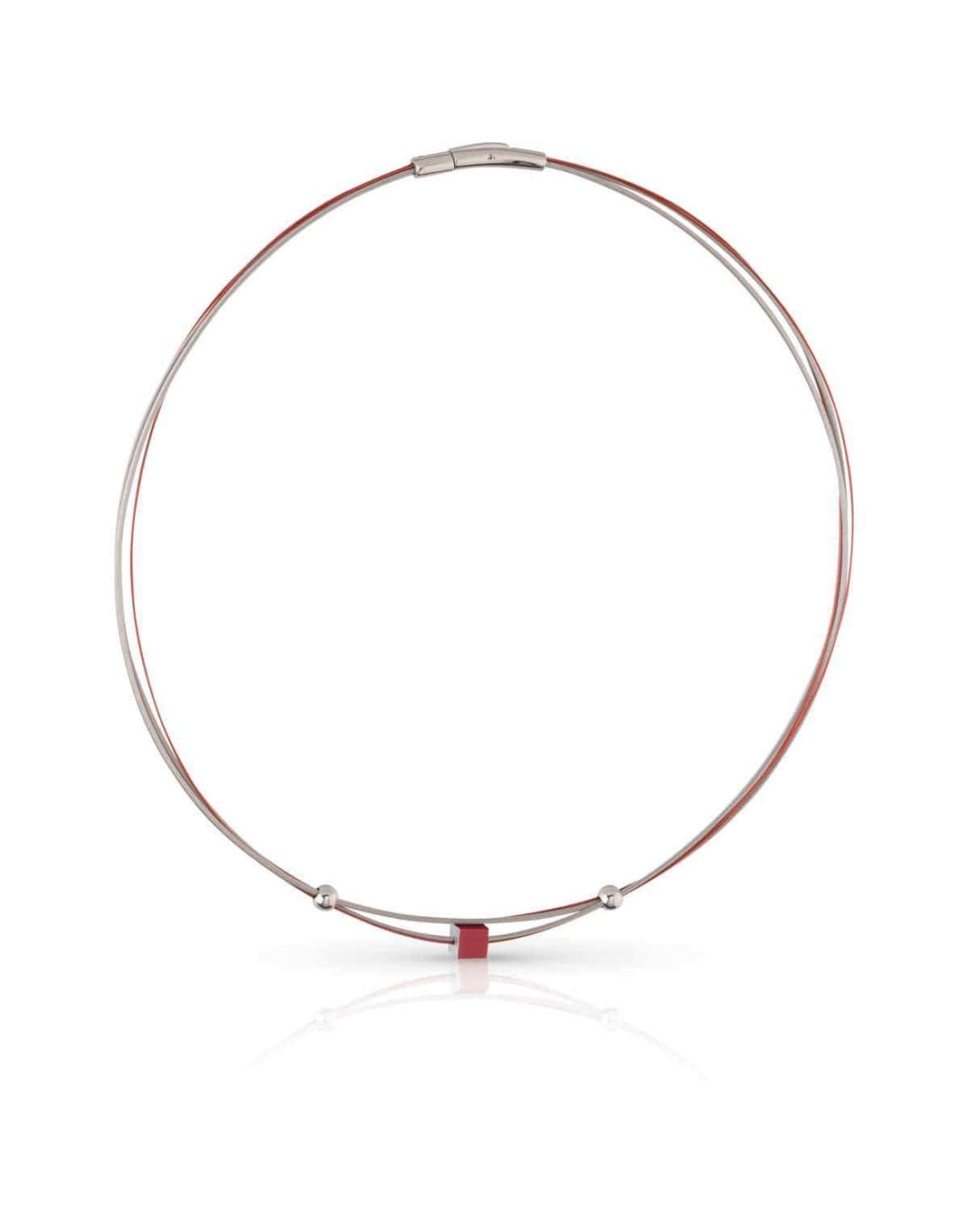 De CLIC Creations Collier Klein Kubusje Rood C230R is een minimalistische ketting gemaakt van chirurgisch staal, met een dunne ronde band met een klein rood accent, magnetische sluiting en twee decoratieve kralen, die prachtig een zachte schaduw werpen op een witte achtergrond.