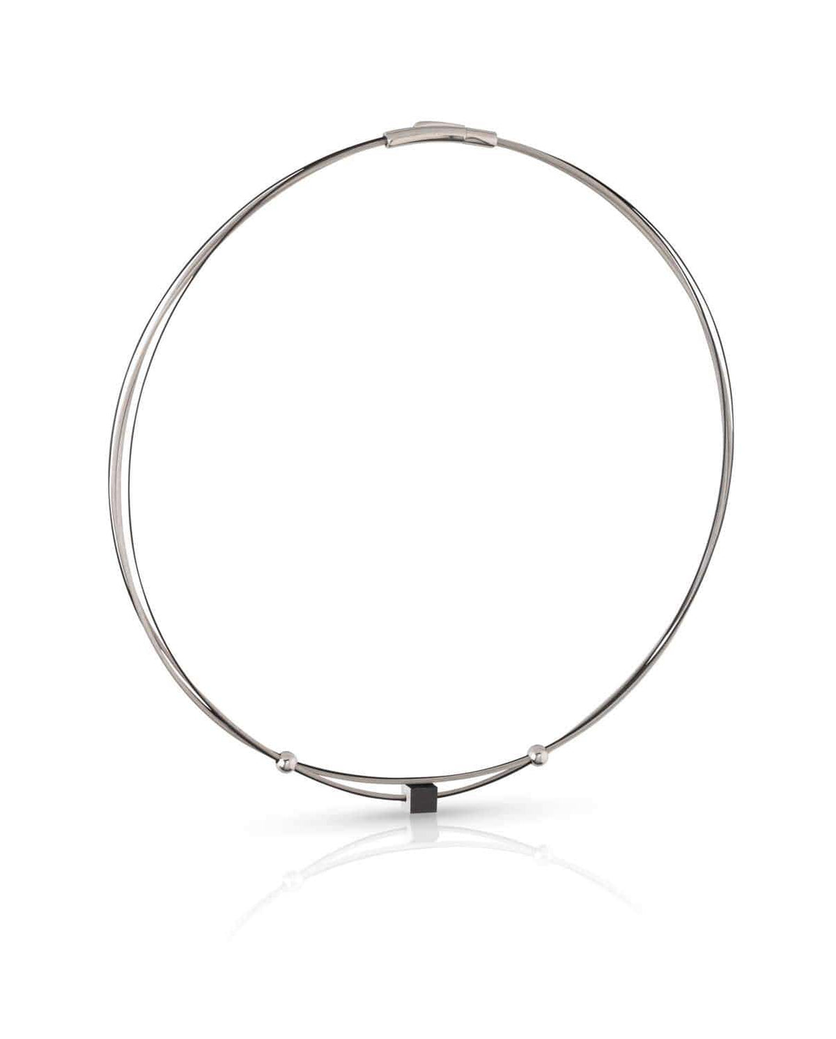 Collier mit schwarzem Kubus und silbernem, glattem Halsreif