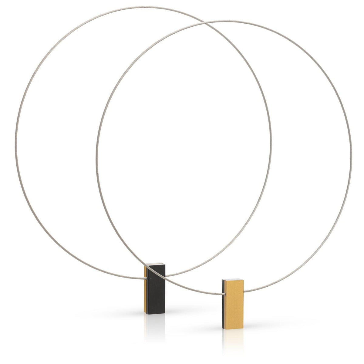 Collier mit zwei farbigen Rechtecken in Schwarz und Gold an einem dünnen Draht.