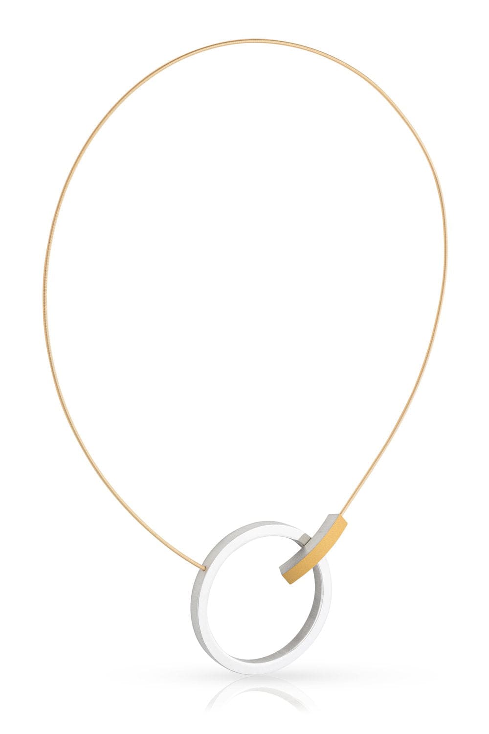 Collier mit silbernem Ring und goldfarbenem Bogen auf einem dünnen Halsband
