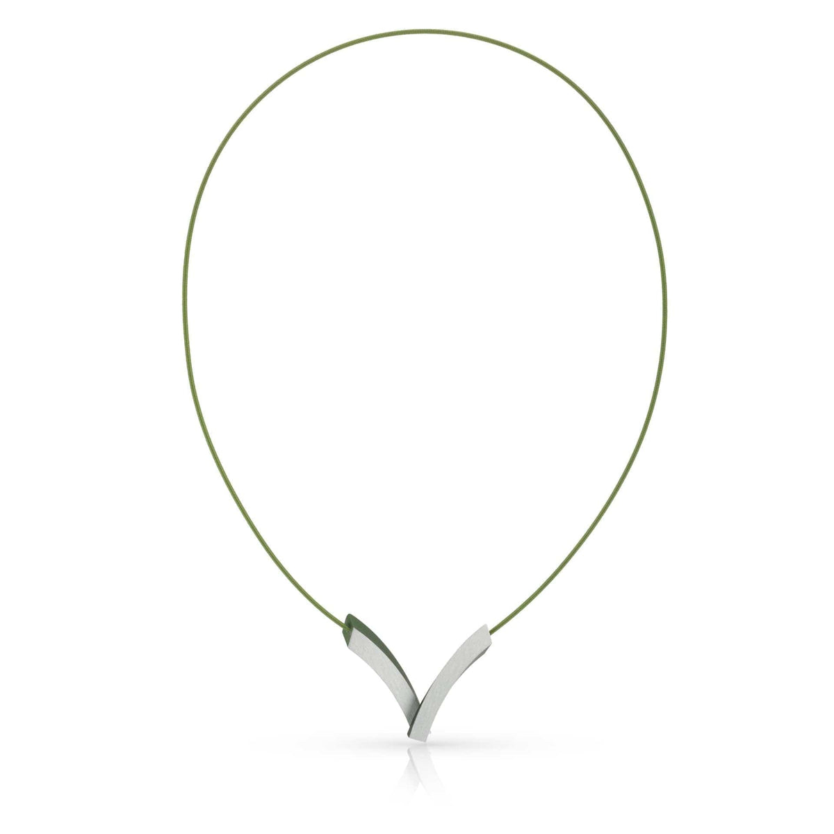 Collier mit V-förmigen Anhänger in Silber und grünem Draht.