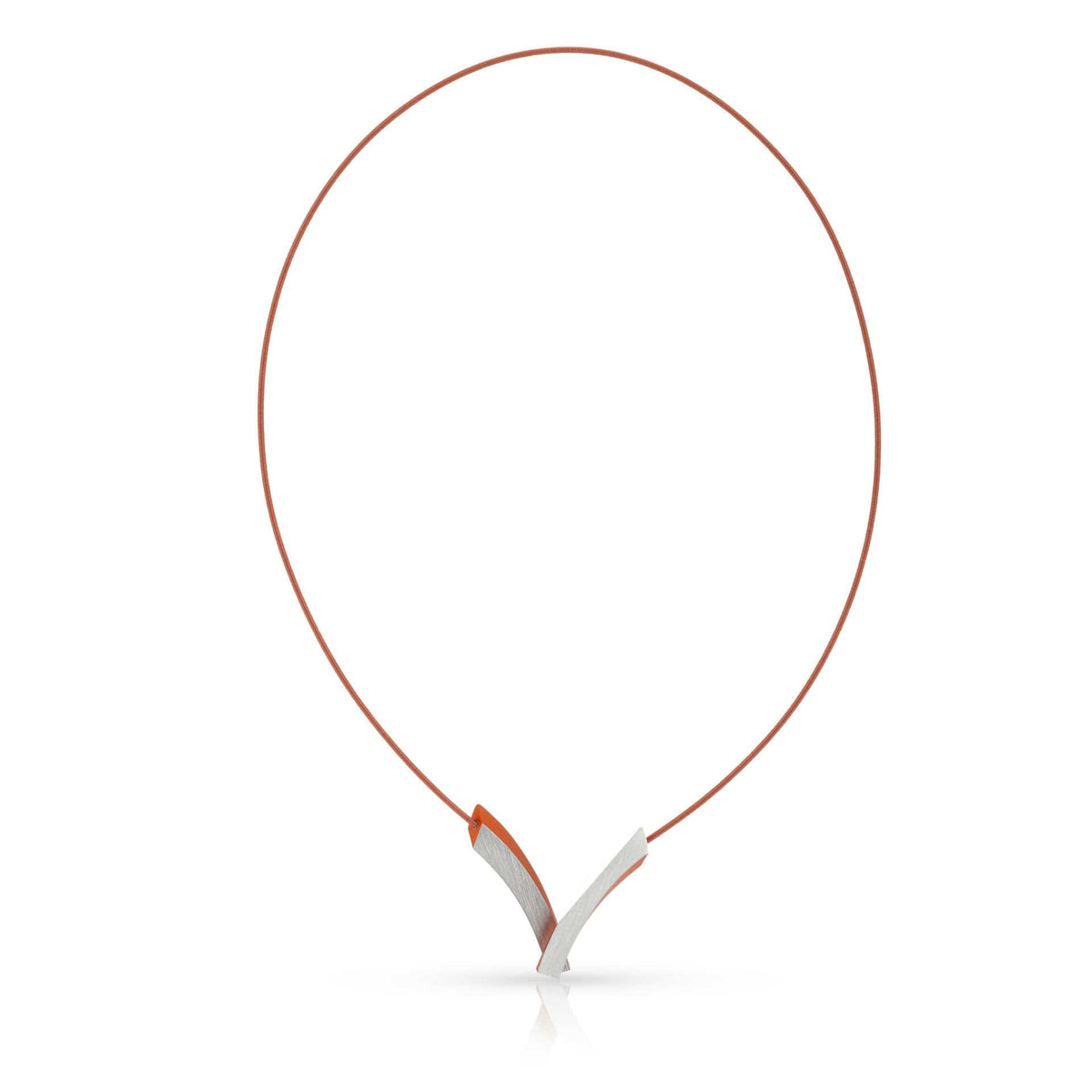 Collier mit orangefarbener Kette und silbernem V-Bogen-Element