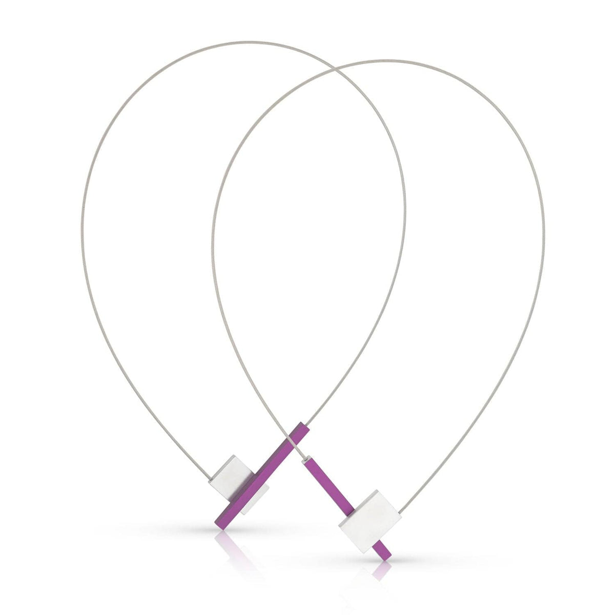 Collier in V-Form mit silbernem Draht und lila Stab als auffälligem Detail