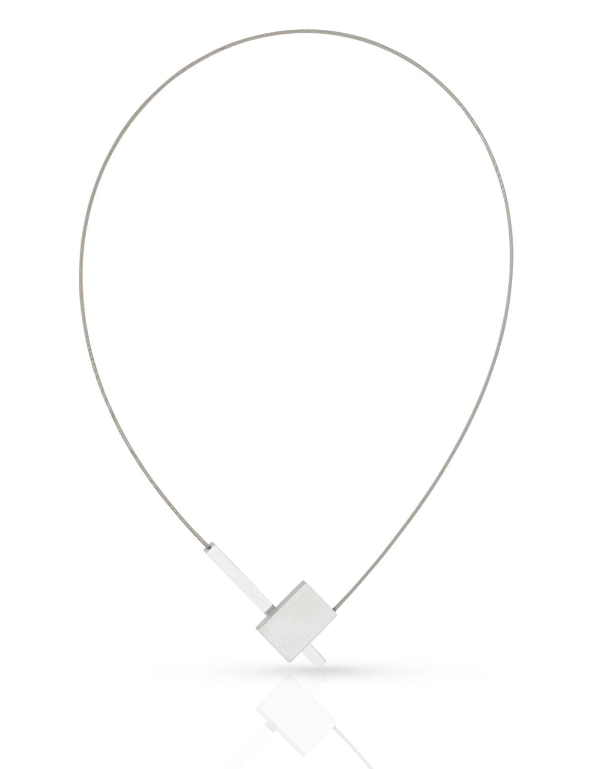 Ontdek de Collier V-vorm met staafje C261 van CLIC Creations, een handgemaakte zilveren ketting uit Nederland met een uniek minimalistisch ontwerp met een dunne, stijve lus en geometrische, kruisende vormen die eenvoudige elegantie uitstralen.