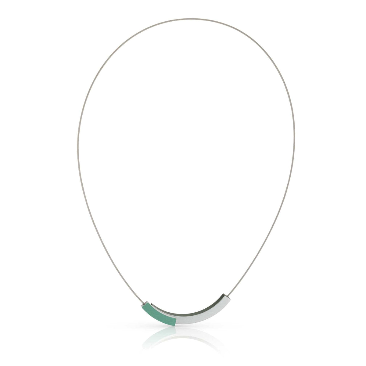 Collier mit zwei Bogen in den Farben Silber und Grün, auf einem dünnen Draht.