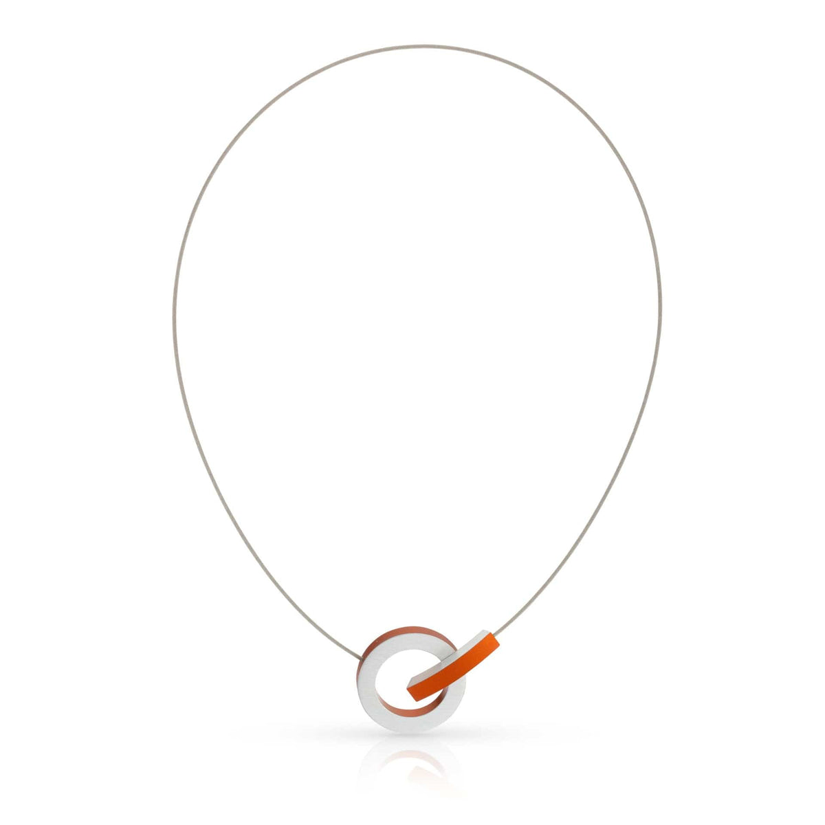 Collier mit silbernem Ring und orangefarbener Biegung