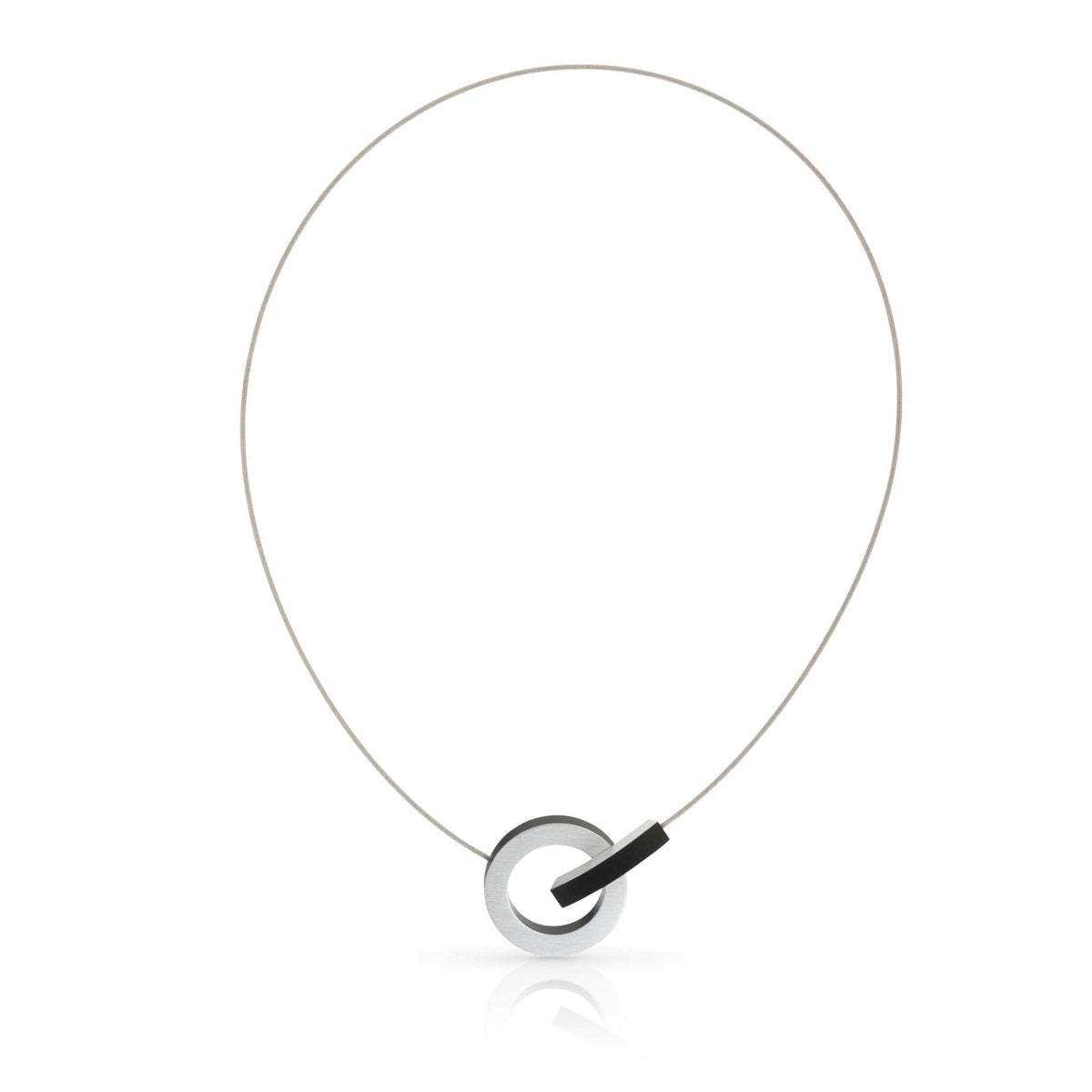 Collier mit silbernem Ring und schwarzem Bogen aus Leder