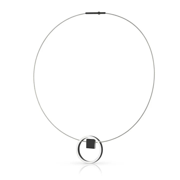 Collier mit schwarzem Ring und quadratischem Anhänger aus Silber