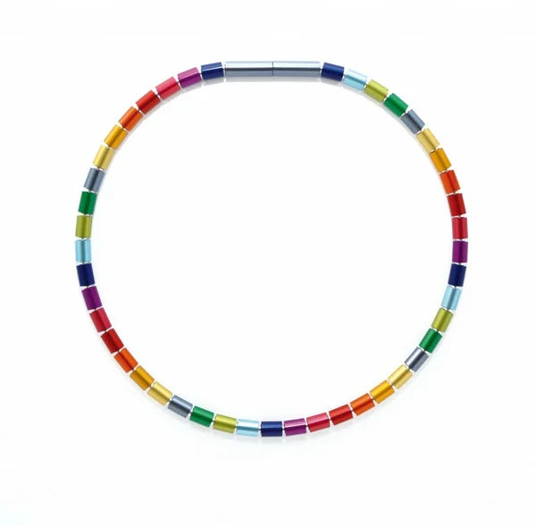 Bunte Kette mit farbigen Röhrchen in verschiedenen Farben und silbernen Akzenten
