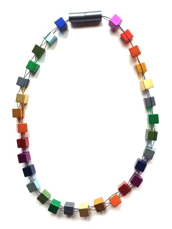 Bunte Kette mit quadratischen Würfeln in verschiedenen Farben und einem magnetischen Verschluss