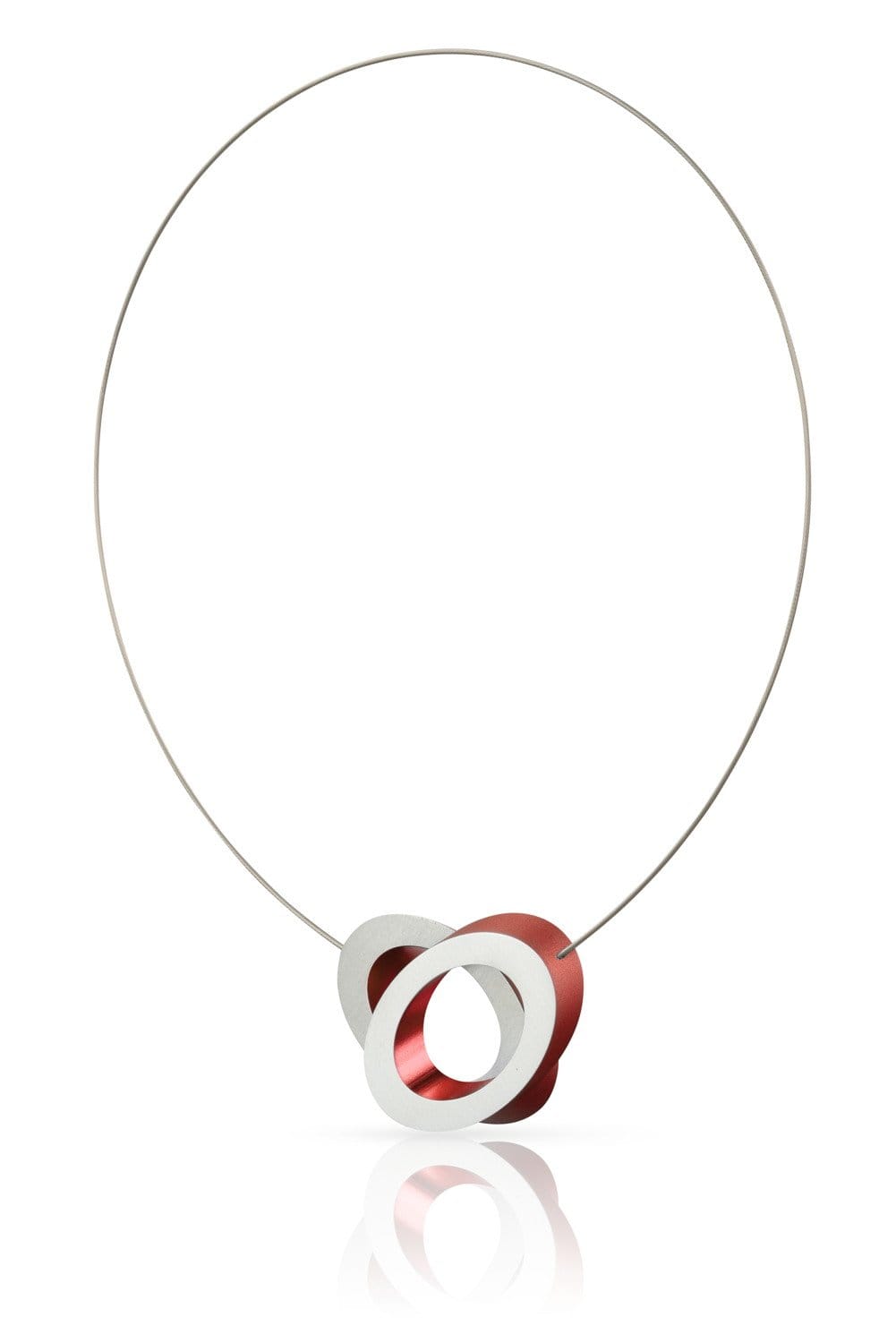 Collier mit roten und silbernen ovalen Elementen auf einem dünnen Draht.