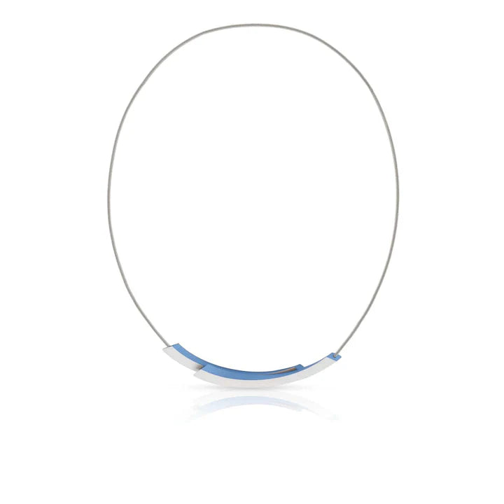 Collier mit blauer Bogen-Element und silbernem Draht.